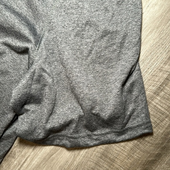 Under Armour Loose HeatGear Tee - Large - Picture 4 of 6